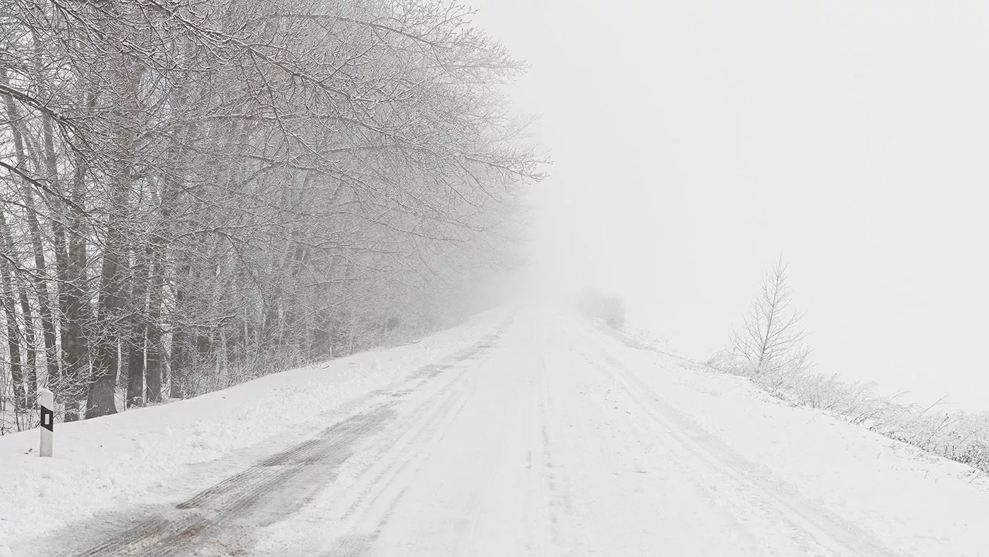 В ВКО из-за непогоды автобус с пассажирами застрял на трассе