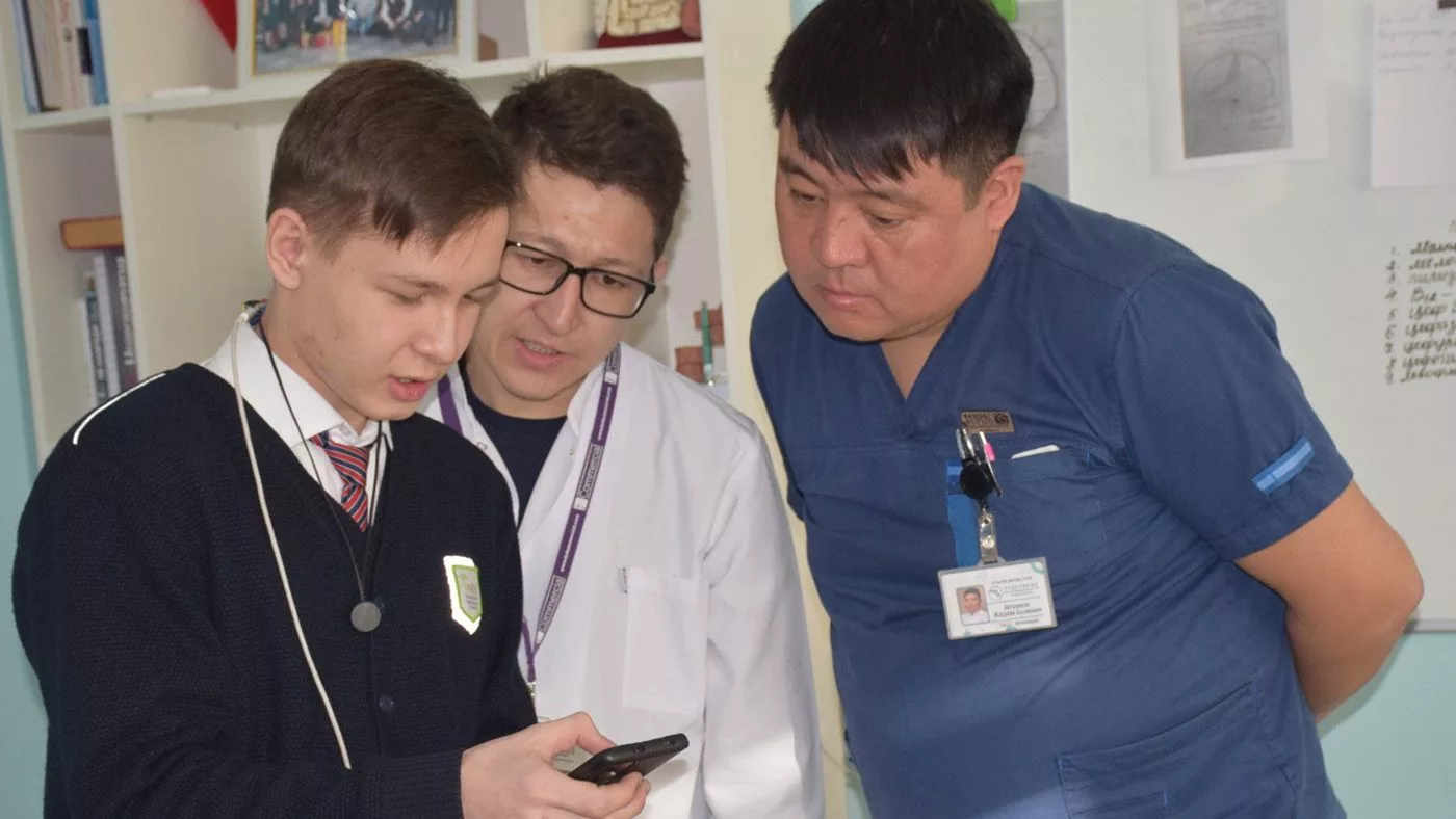 Школьник из Усть-Каменогорска, создавший необычный корректор осанки, встретился с ведущими нейрохирургами ВКО