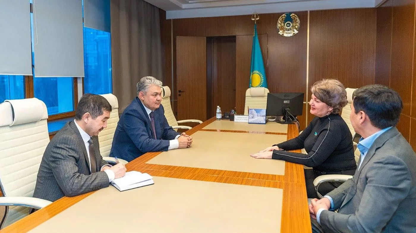 Аким ВКО Ермек Кошербаев обсудил с депутатом сената парламента РК Ольгой Булавкиной вопросы строительства школ и повышения качества образования