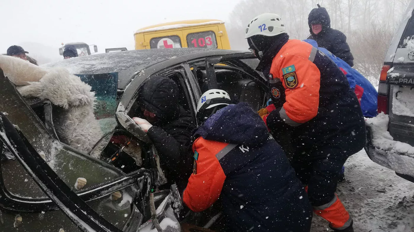 Авария на трассе Усть-Каменогорск - Риддер произошла во время обгона  грузовика легковым автомобилем | SOZmedia