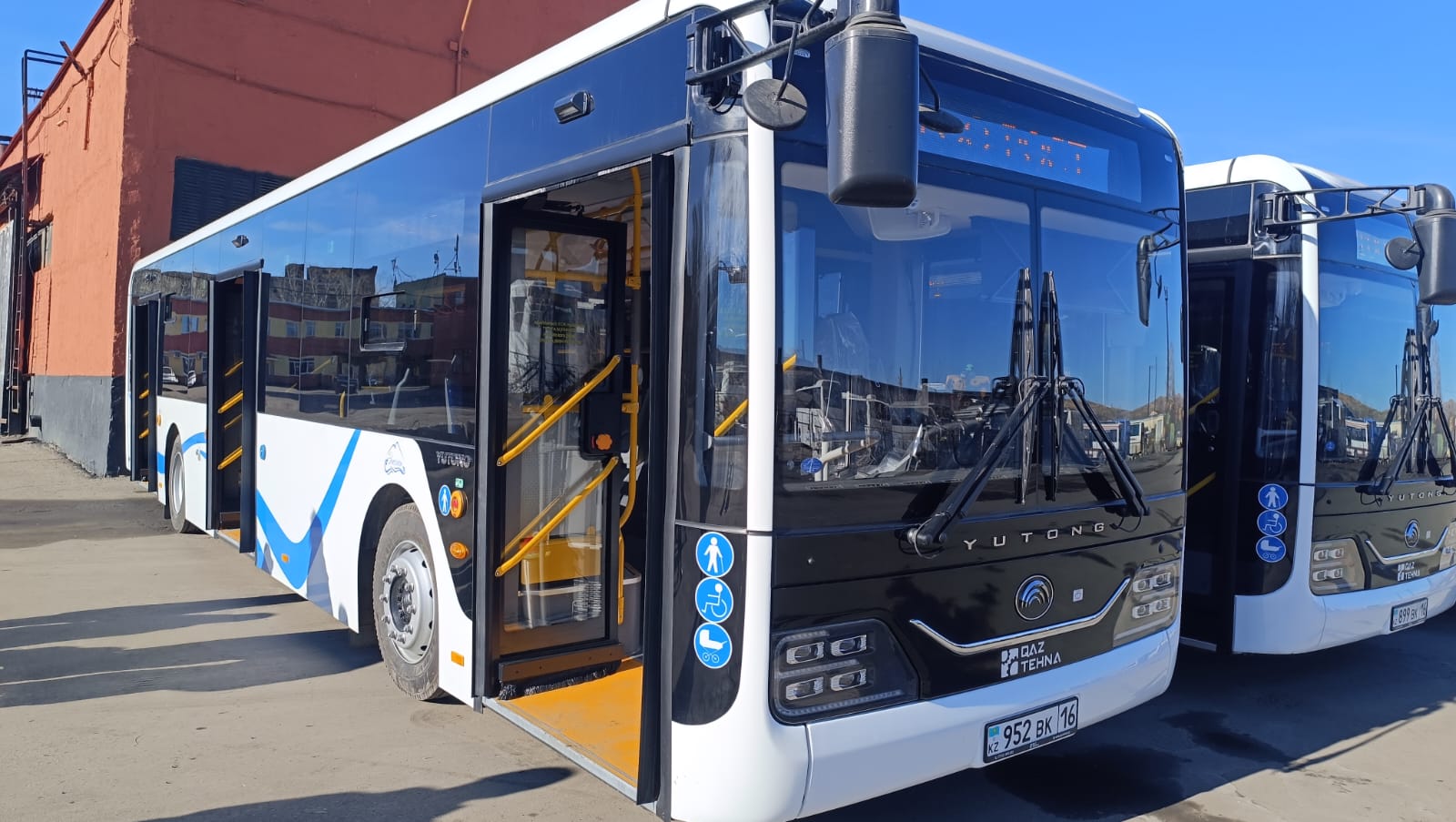 Жігіттің қыздың бөксесін сипалап тұрған суреті