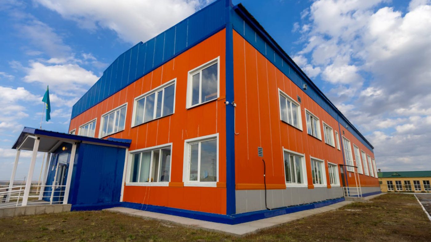 Жалқау порно көру Ол жынданып барады, ол ештеме бермейді.